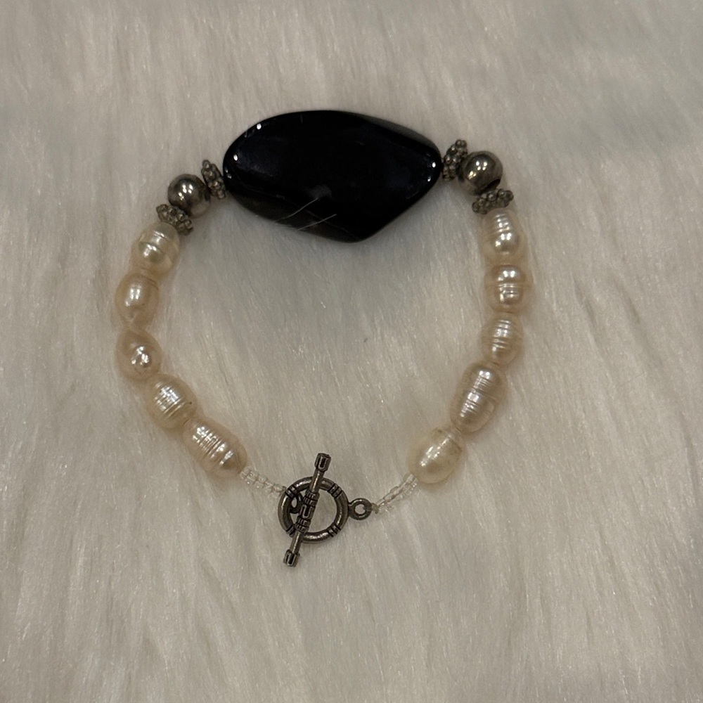Elegant Onyx and Cream Real Pearls Bracelet